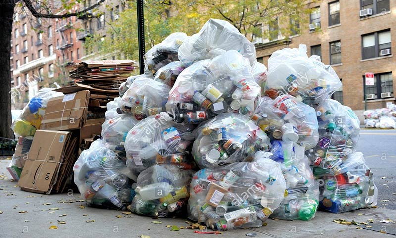 ۴۰۰ تن زباله از حاشيه جاده‌هاي استان مركزي جمع‌آوري شد
