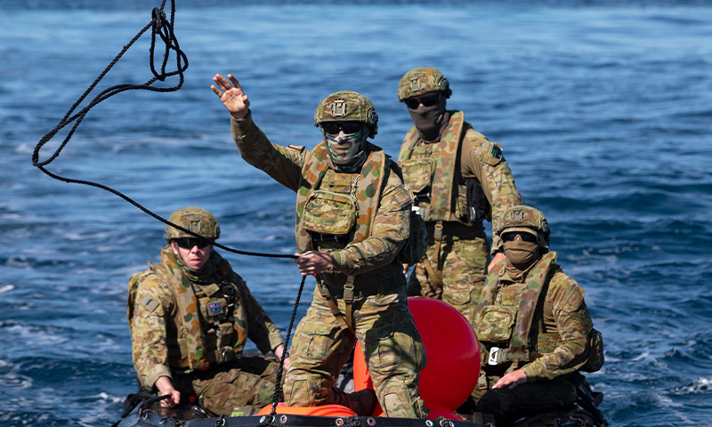 کشتی نیروی دریایی استرالیا بمب منفجر نشده 45 کیلیویی را به دریا می‌کشد!