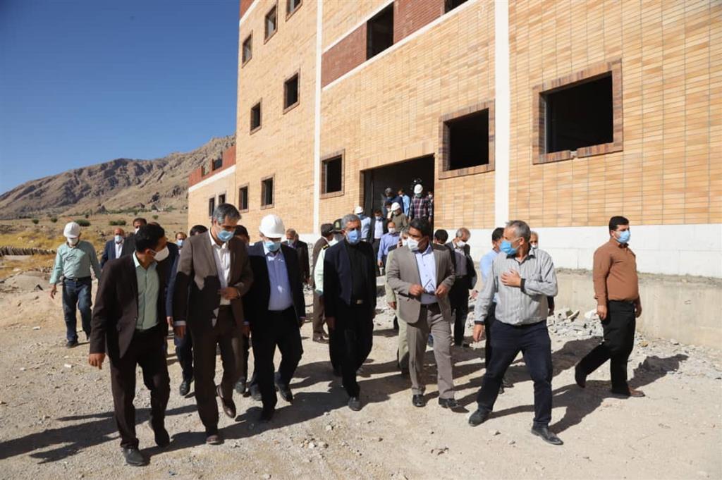 بازدید استاندار فارس از بیمارستان در حال ساخت شهرستان رستم