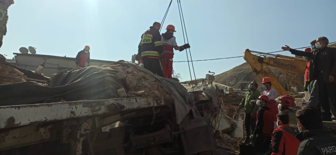 برخورد تریلر به منزل مسکونی در منطقه پردیس استان تهران/ نجات ۲ مصدوم از زیر آوار