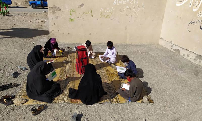 اجرای طرح «کوله کتاب» در روستاهای مرزی سراوان