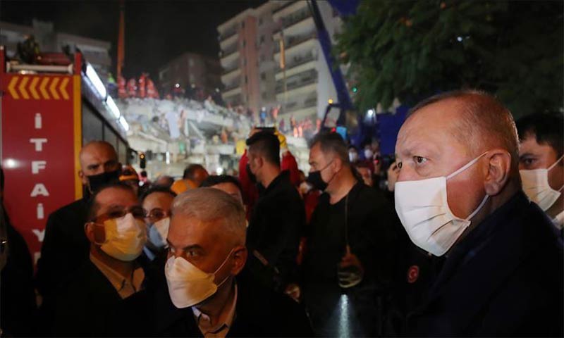 اردوغان از مناطق زلزله‌زده ازمیر بازدید کرد