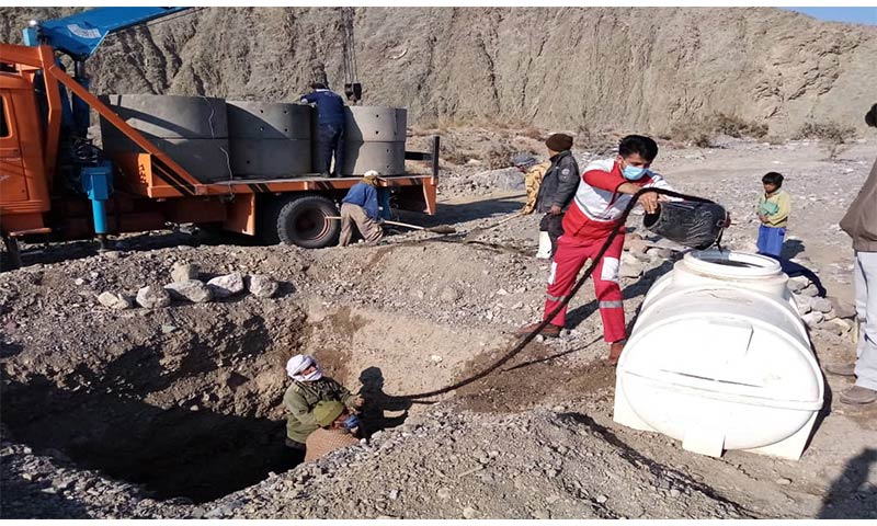 تلاش خیر تهرانی برای رفع مشکل آبی "گل نی"/حفر یک حلقه چاه در روستا