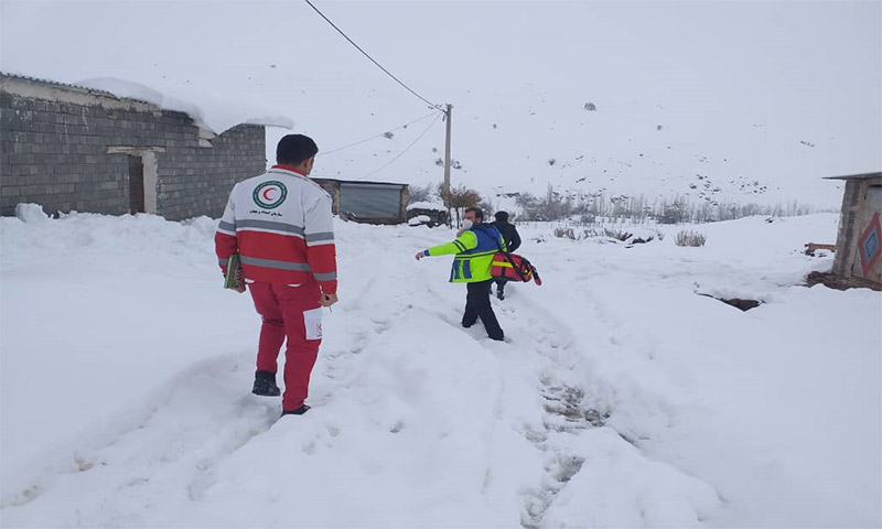 تلاش فرشتگان نجات در انتقال مادر باردار روستای محاصره برف شهرستان سقز