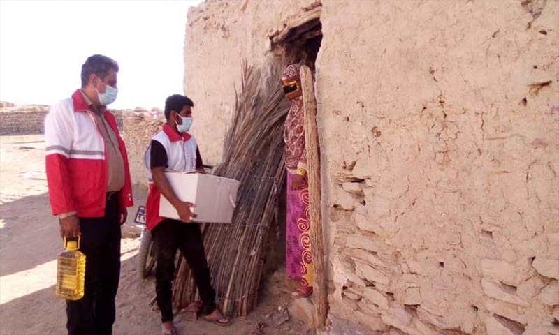 توزیع ۱۰۰ بسته معیشتی توسط هلال احمر شهرستان بندرلنگه