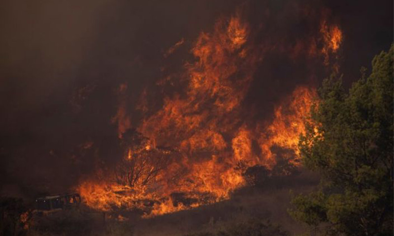 آتش نشانان در برابر آتش سوزی جنوب کالیفرنیا