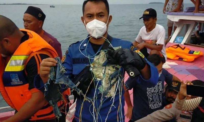 اولین تصاویر پس از سقوط هواپیمای مسافربری اندونزی