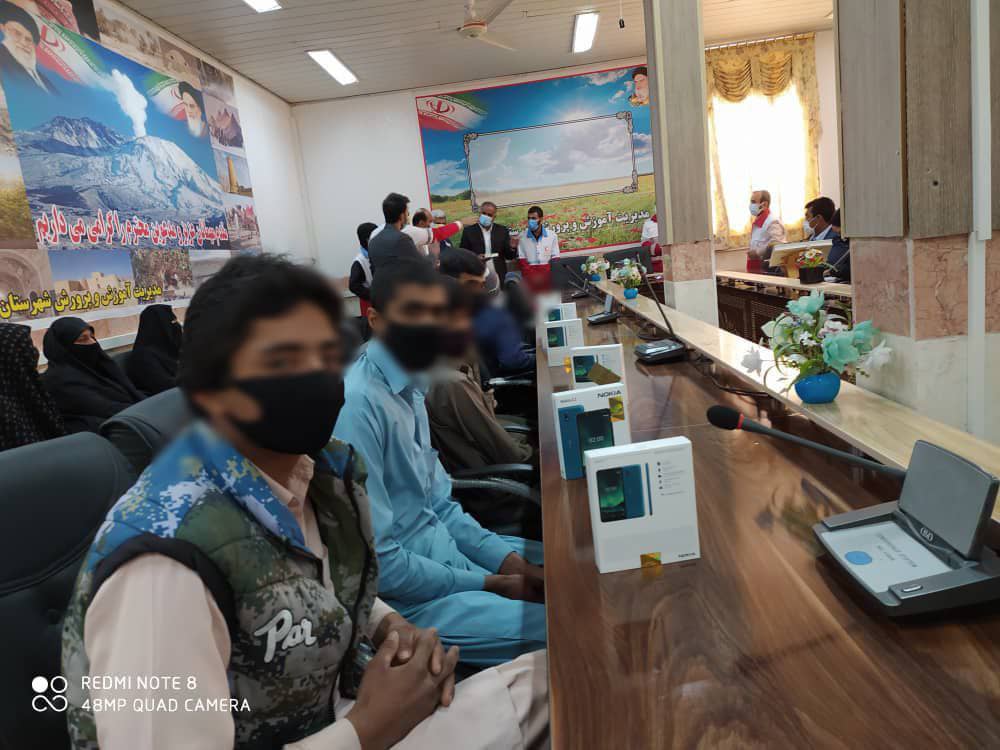 اهدای ۲۵ دستگاه تلفن همراه به دانش آموزان کم برخوردار سیستان و بلوچستان