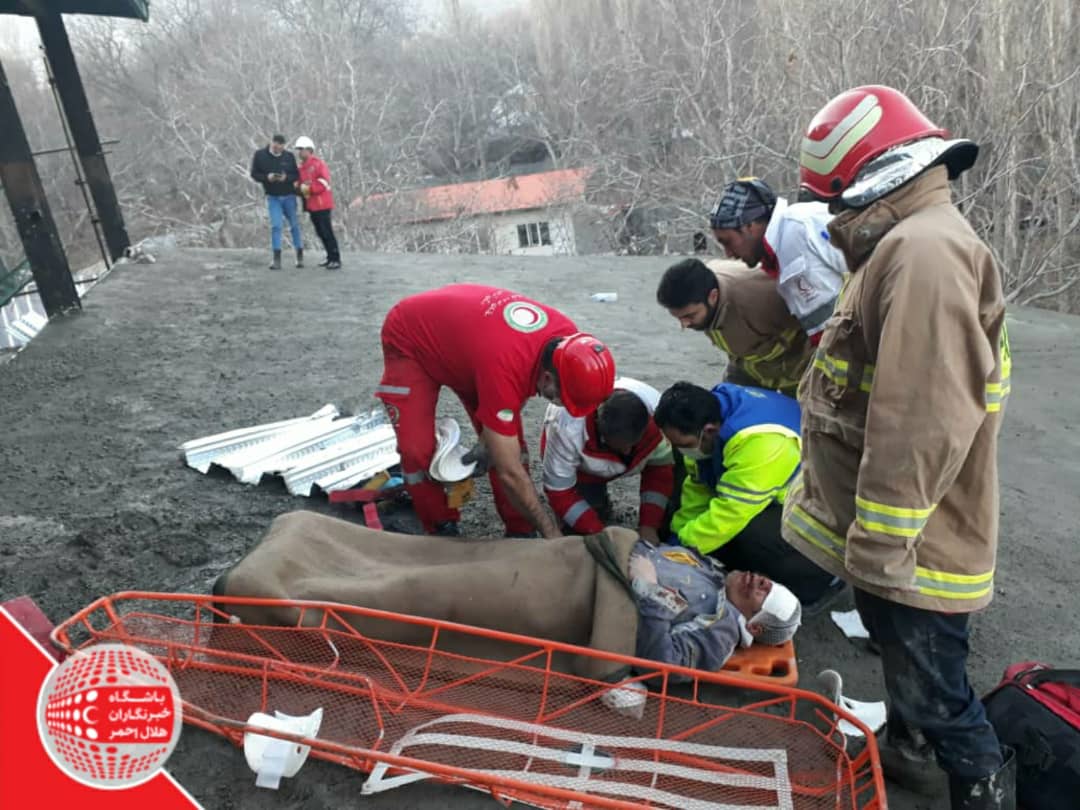 نجات جان ۴ نفر گرفتار شده از زیر آوار توسط امدادگران هلال احمر شهرستان دماوند