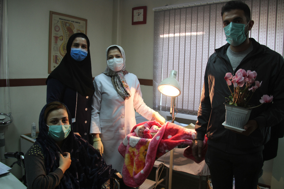 تولد یک نوزاد در درمانگاه منطقه 13 شهرداری تهران