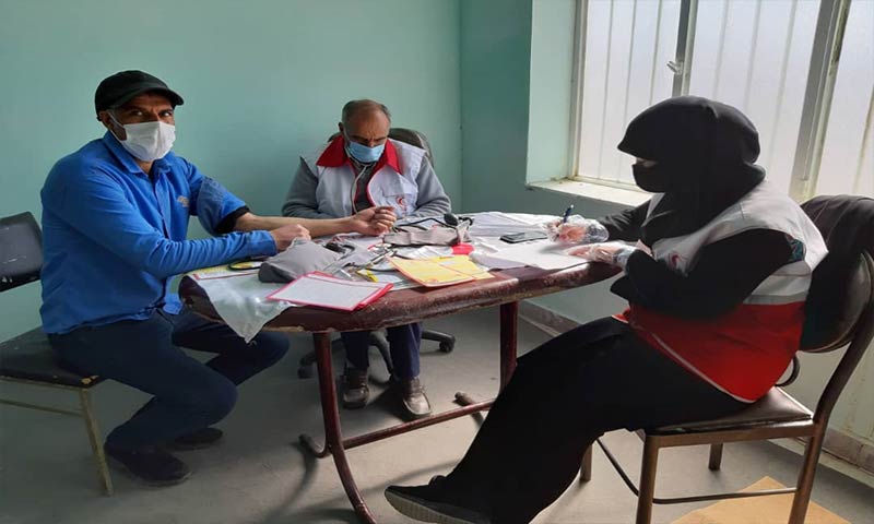 ارائه خدمات کاروان سلامت هلال احمر تفت در روستای «آقا بزرگی»