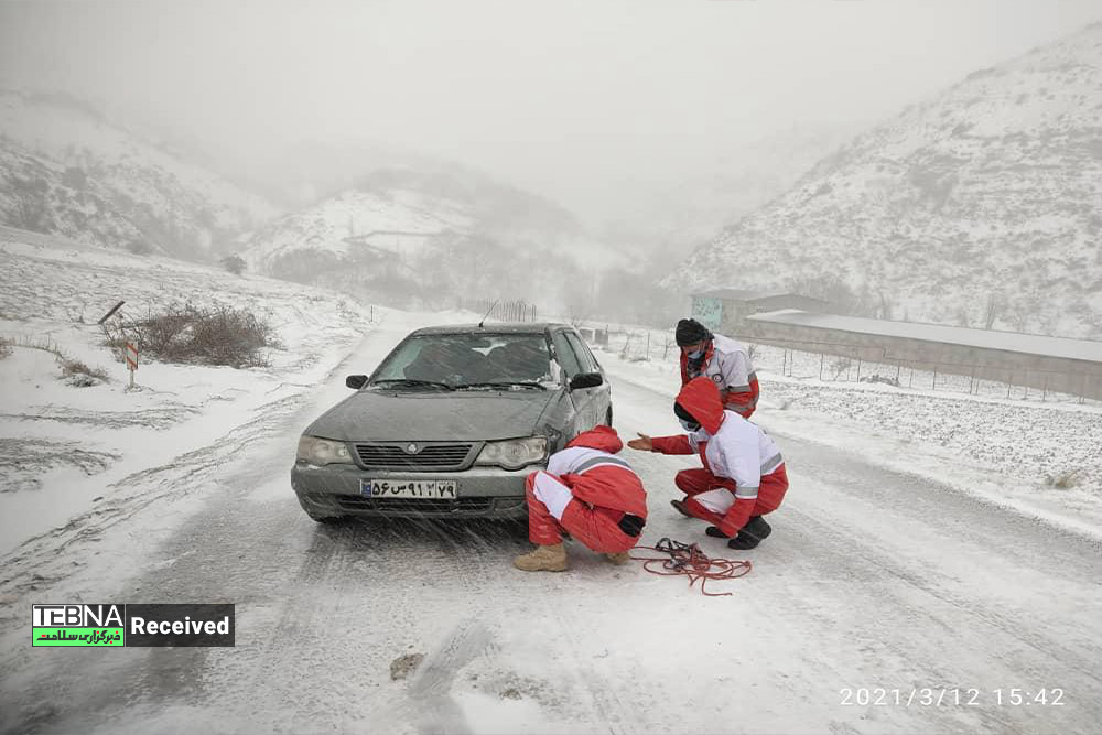 ️امدادرسانی نجاتگران هلال احمر به خودروهای گرفتار شده در برف و کولاک