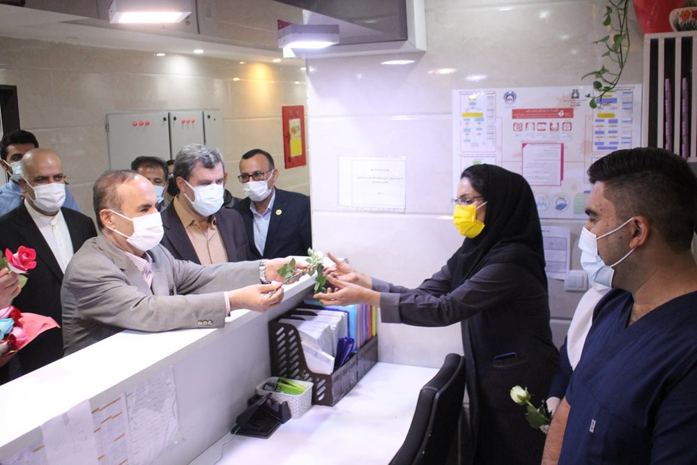 استاندار خوزستان در بازدید از بیمارستان گلستان اهواز از تلاش های کادر بهداشت و درمان قدردانی کرد