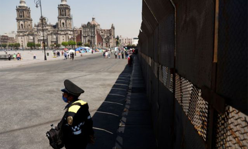 مکزیک برای راهپیمایی خانم‌ها موانع فلزی دور کاخ ریاست جموری می‌کشد