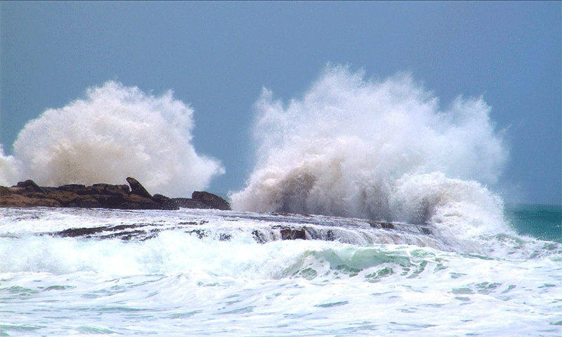 افزایش ارتفاع موج تا ۱/۵ متر در دریای شمال و جنوب کشور