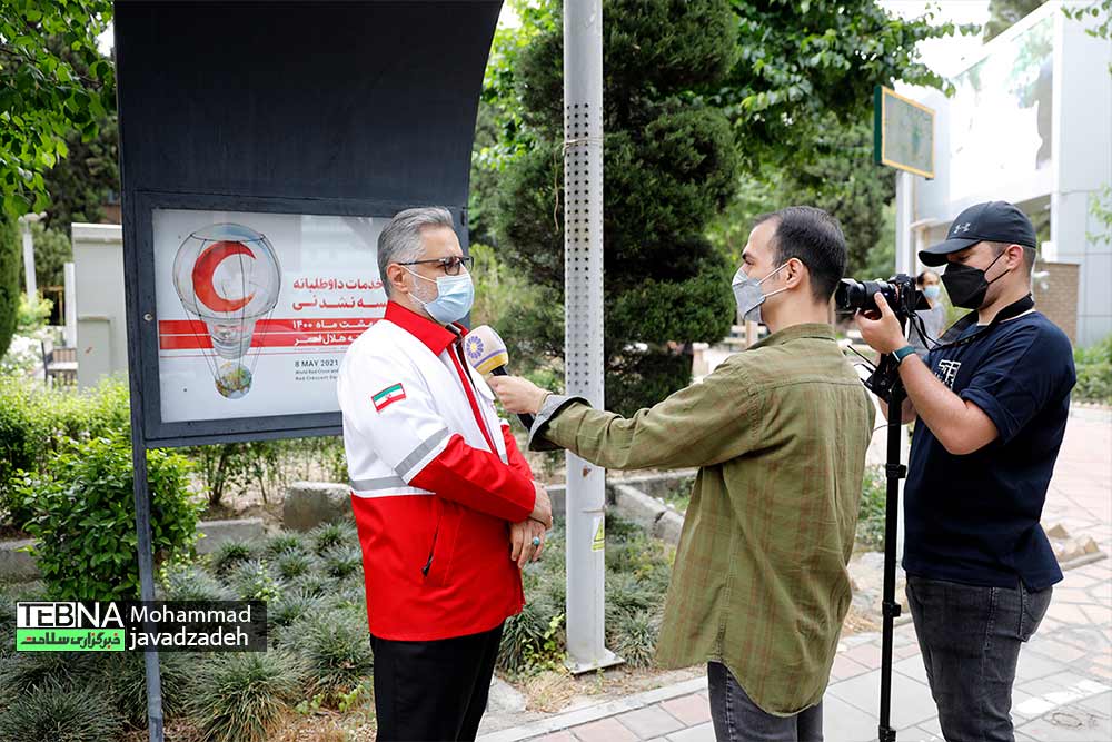 آیین افتتاح نمایشگاه عکس هلال احمر در محوطه پارک هنرمندان