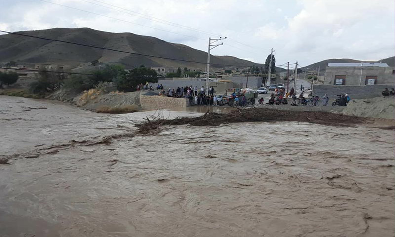 وقوع سیلاب و تندباد شدید در راور و گلباف کرمان/ شکستگی تیرهای برق و خاموشی ۳۰۰ مشترک روستایی