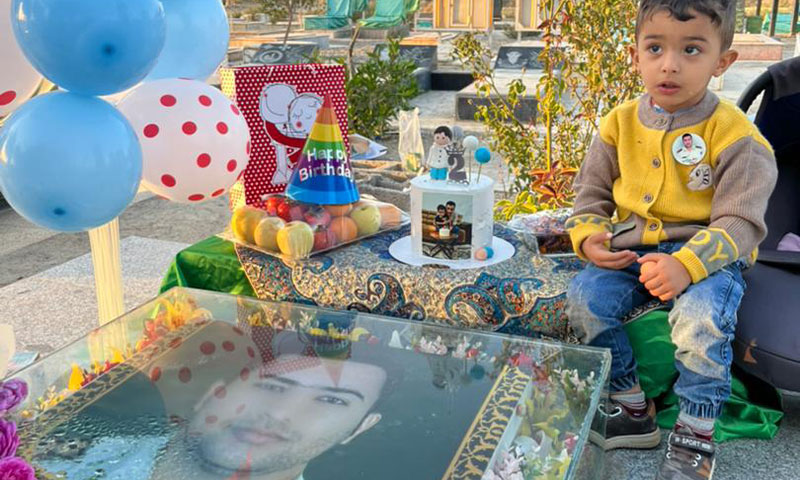 جشن تولد فرزند شهید تاجیک در کنار مزار پدرش