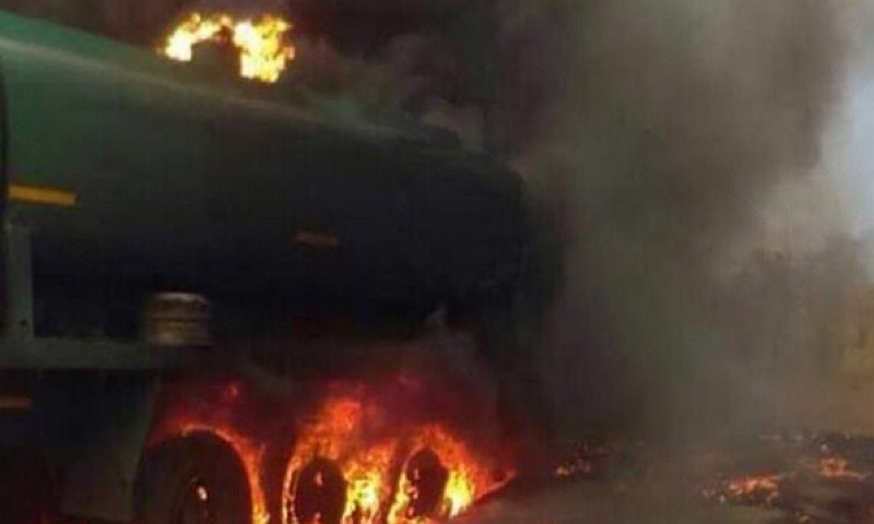 فوت ۳نفر و قطع برق منطقه درپی انفجار تانکر حامل سوخت در حسین‌آباد سنندج